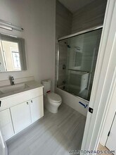 157 Everett St, Unit 101 in Boston, MA - Foto de edificio - Building Photo