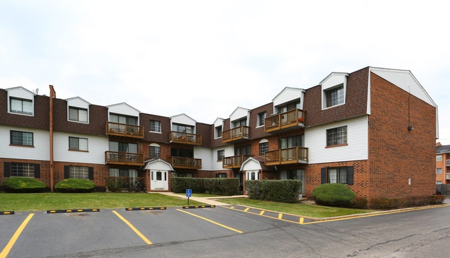 Glenview West in Glenview, IL - Building Photo - Building Photo