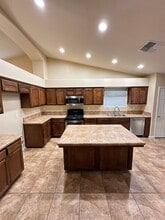 Beautiful Single Family Home in Bakersfield, CA in Bakersfield, CA - Building Photo - Building Photo
