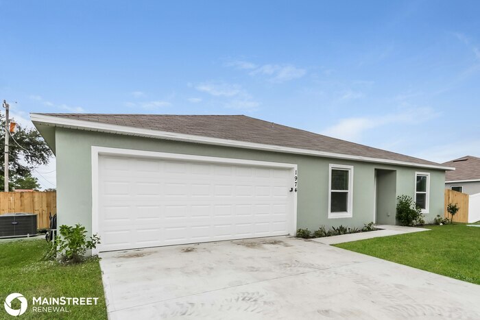 1974 SW Lennox St in Port St. Lucie, FL - Foto de edificio