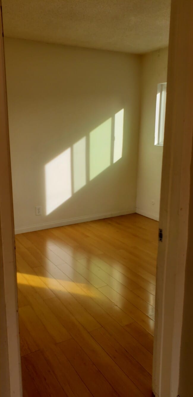 705 S Chevy Chase Dr, Unit 12 in Glendale, CA - Building Photo - Building Photo