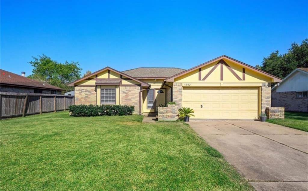 5902 Heather St in League City, TX - Building Photo
