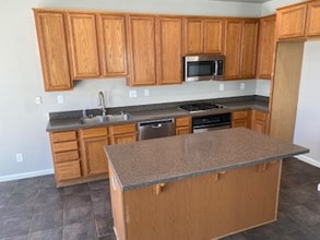 1654 Notting Hill Way in Plumas Lake, CA - Building Photo - Building Photo