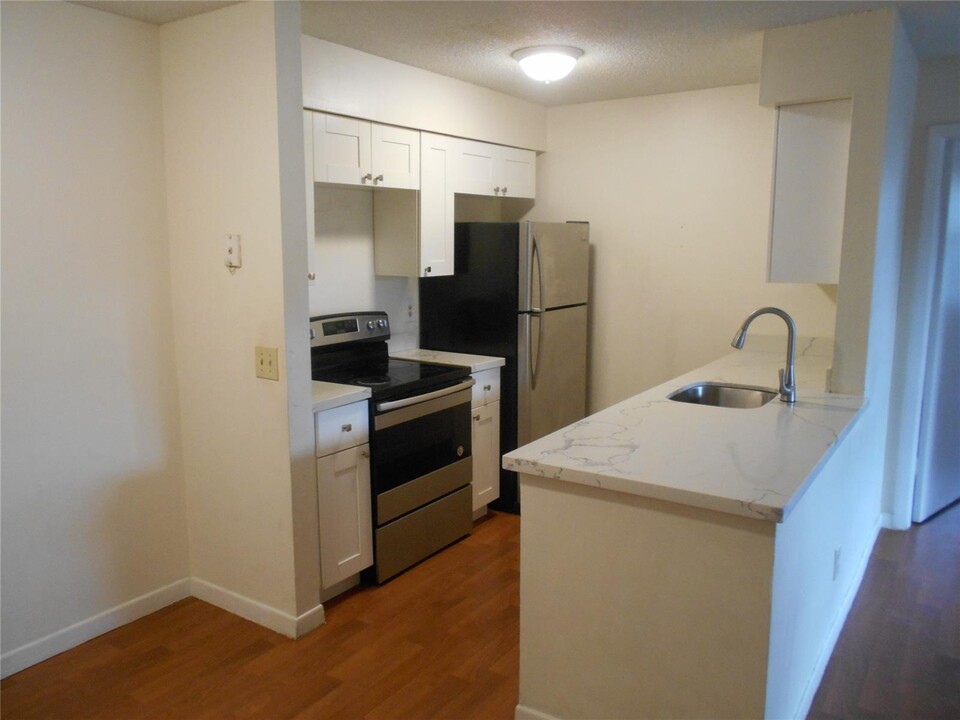 782 NW 103rd Ter, Unit 201 in Pembroke Pines, FL - Building Photo
