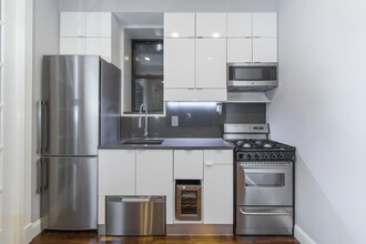 434 W 52nd St in New York, NY - Building Photo - Building Photo