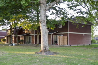 Villa West Apartments in McMinnville, OR - Building Photo - Building Photo