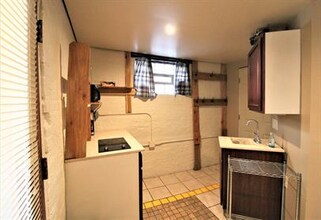 811 E Pleasant St, Unit 1B in Milwaukee, WI - Building Photo - Building Photo