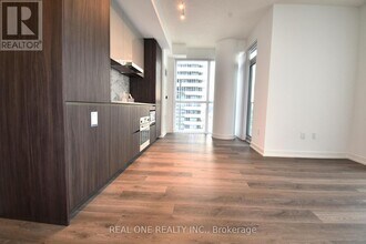 8 Interchange Wy in Vaughan, ON - Building Photo - Building Photo