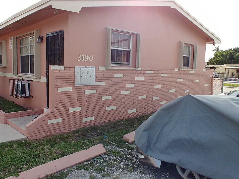 3190 NW 135th St, Unit # 3 in Opa Locka, FL - Foto de edificio