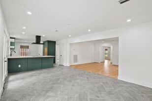 312 W 31st St, Unit Q-1-Q-101 in Houston, TX - Building Photo