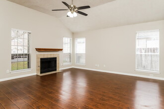 5423 Park Lake in San Antonio, TX - Building Photo - Building Photo