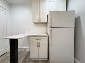 5836 Phillips Ave, Unit Apartment 1 in Pittsburgh, PA - Building Photo - Building Photo