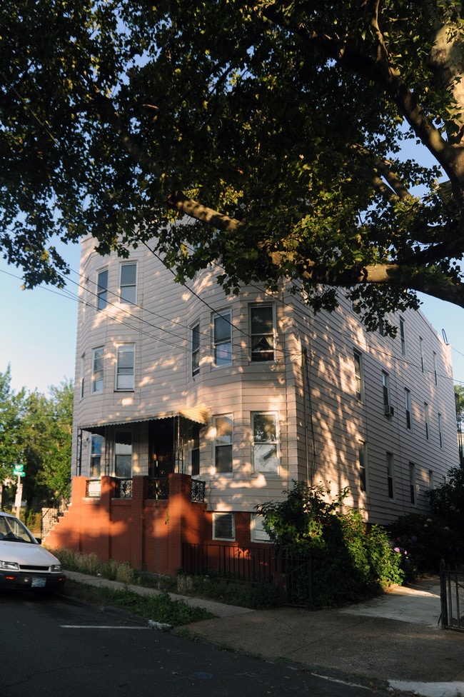 437 Ogden Ave in Jersey City, NJ - Foto de edificio - Building Photo