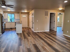 1100 Excalibur Dr in Grants Pass, OR - Building Photo - Building Photo