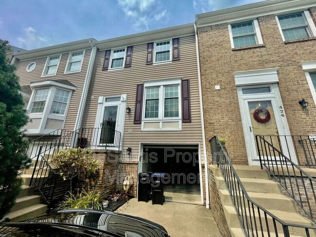 425 Parkridge Ln in Coraopolis, PA - Building Photo - Building Photo