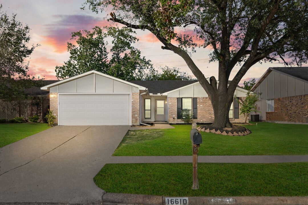 16610 Carbridge Dr in Houston, TX - Building Photo