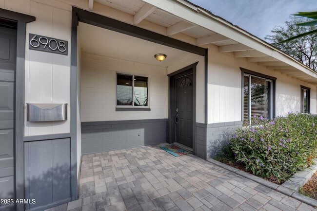 6908 E Edgemont Ave in Scottsdale, AZ - Building Photo - Building Photo