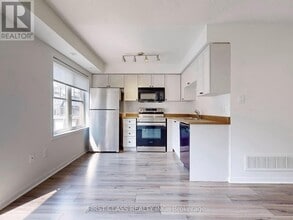 595 Dundas St W in Mississauga, ON - Building Photo - Building Photo