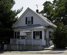 16 Chestnut Hill Ave in Cranston, RI - Foto de edificio - Building Photo