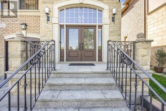 76 Orleans Cir in Vaughan, ON - Building Photo - Building Photo