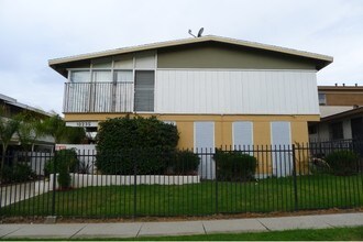 10235 Darby Ave in Inglewood, CA - Foto de edificio - Building Photo
