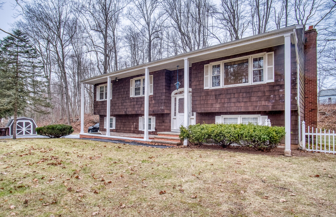 30 Walnut Ln in Northford, CT - Building Photo