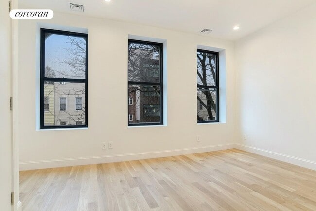 176 Schaefer St in Brooklyn, NY - Building Photo - Building Photo