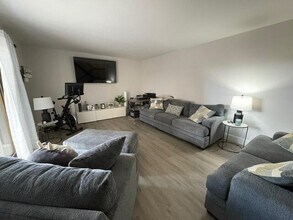 303 Arabian Rd in Palm Springs, FL - Foto de edificio - Building Photo