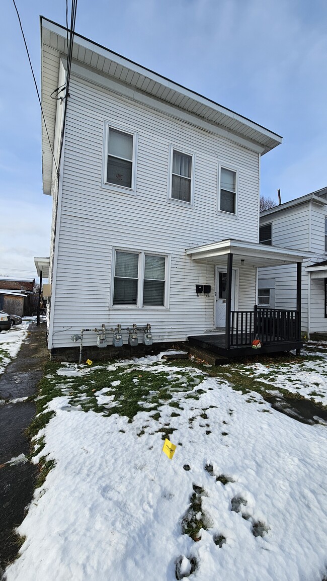 162 E 2nd St, Unit 3 / Lower Rear in Oswego, NY - Building Photo - Building Photo