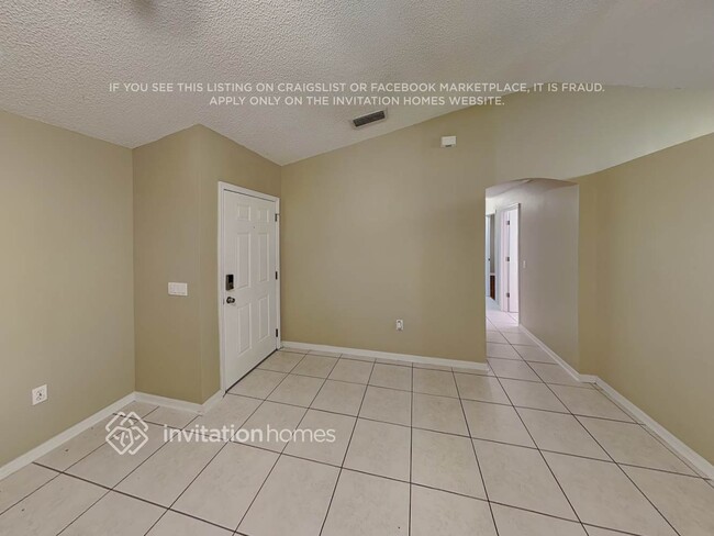 3442 Commerce Ave in Deltona, FL - Foto de edificio - Building Photo
