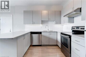 657 Barton St E in Hamilton, ON - Building Photo - Building Photo