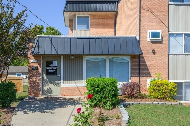 Come Enjoy Ashburn Court Apartments in Carbondale, IL - Foto de edificio - Building Photo