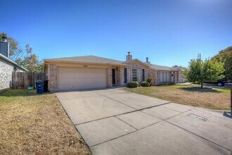 8108 Spruce Valley Dr in Fort Worth, TX - Foto de edificio - Building Photo