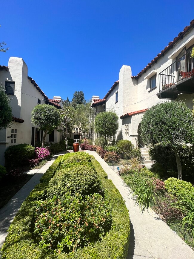 2281 N Beachwood Dr Rentals in Los Angeles, CA