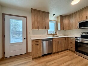 1004 Castlewood Dr in Brookings, SD - Building Photo - Building Photo