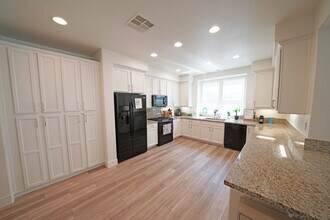28635 N Pietro Dr in Santa Clarita, CA - Building Photo - Building Photo