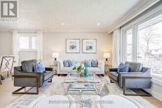 1323 Shamir Crescent in Mississauga, ON - Building Photo - Building Photo