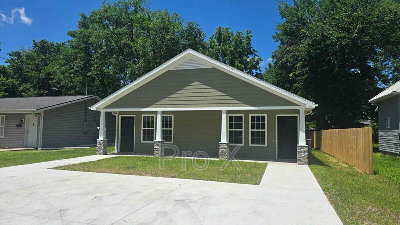 412 Maple St in Neosho, MO - Building Photo
