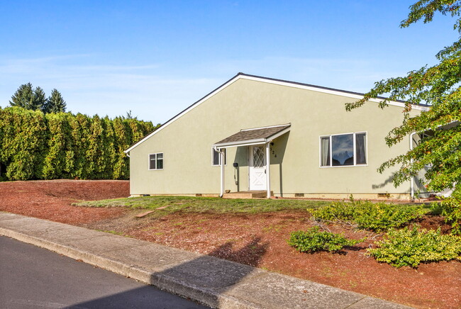 524 NE Dallas Dr in Dallas, OR - Building Photo - Building Photo