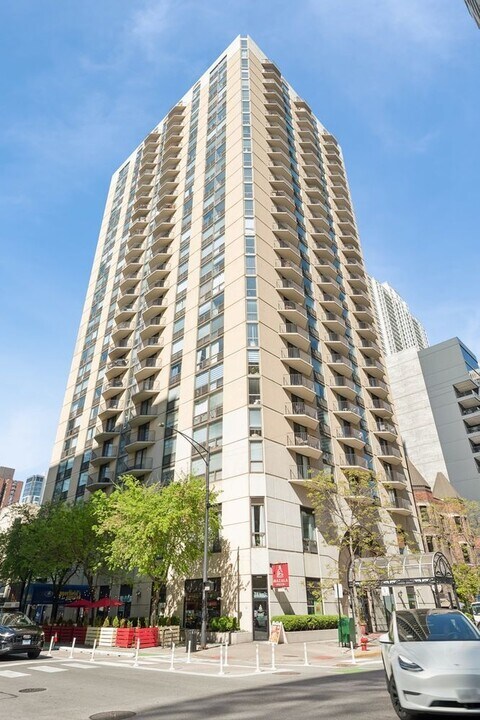 70 W Huron St in Chicago, IL - Building Photo