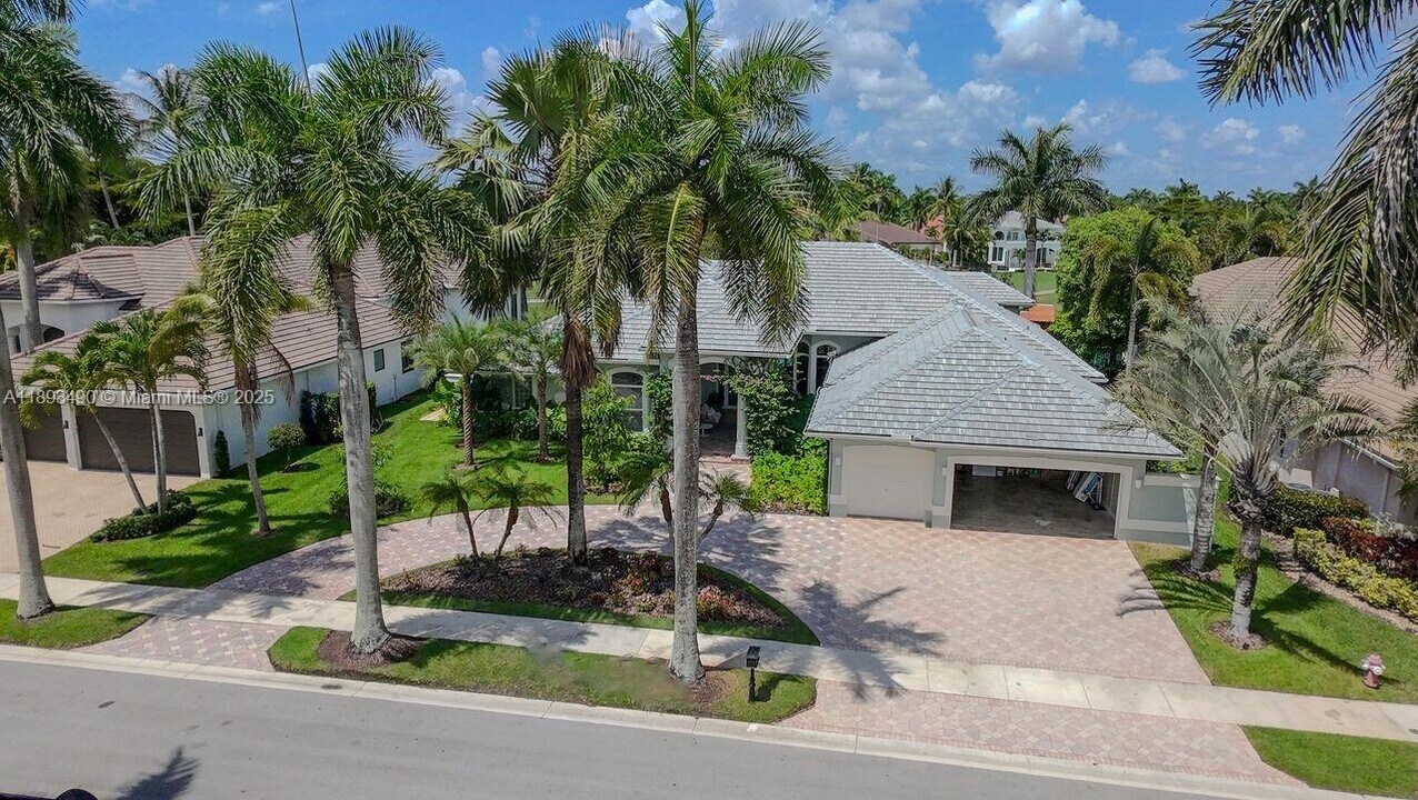 2493 Poinciana Dr in Weston, FL - Building Photo