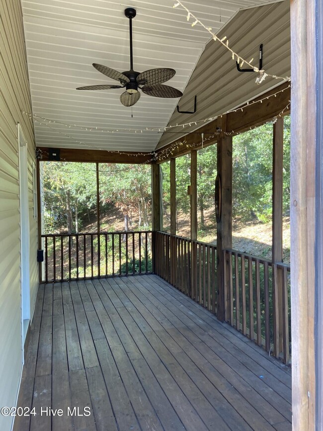 311 Cape Lookout Loop in Emerald Isle, NC - Foto de edificio - Building Photo