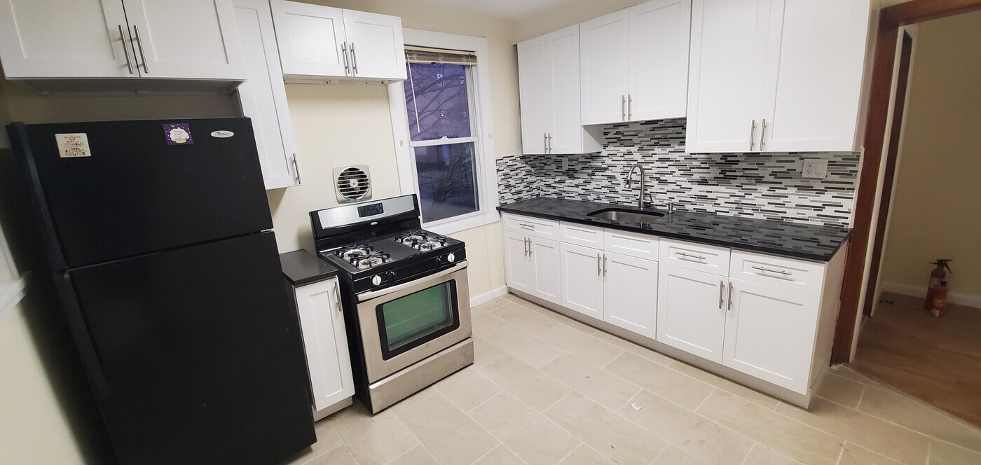 220 Sedore Ave, Unit 2FL in Fairview, NJ - Building Photo