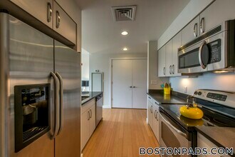 601 Albany St, Unit 403 in Boston, MA - Building Photo - Building Photo