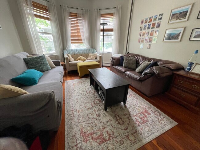23 Forest Hills St, Unit 1 in Boston, MA - Foto de edificio - Building Photo