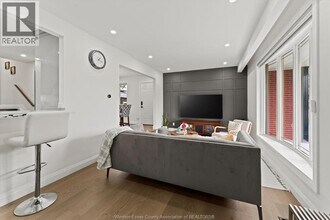 9248 Esplanade Dr in Windsor, ON - Building Photo - Building Photo