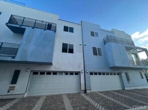 14614 Vanowen St in Van Nuys, CA - Foto de edificio - Building Photo