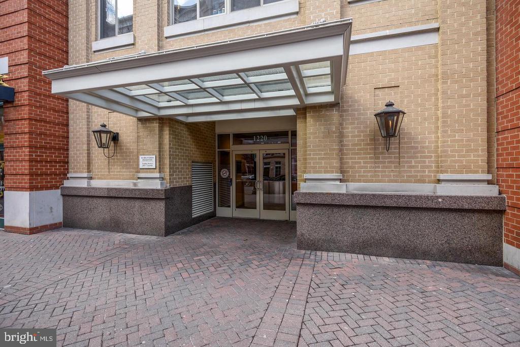 1220 N Fillmore St in Arlington, VA - Building Photo