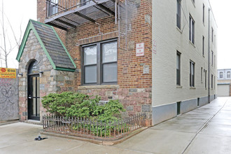 6255 Forest Ave in Ridgewood, NY - Building Photo - Building Photo