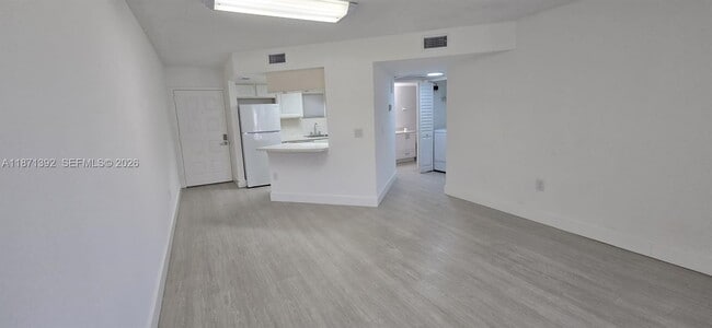 8323 Lake Dr in Doral, FL - Building Photo - Building Photo